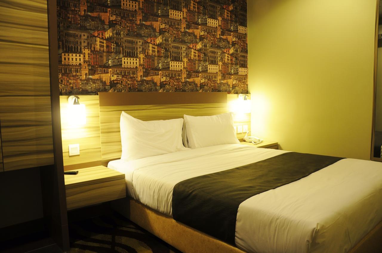 Hotel Zamburger Victory City Johor Bahru Room photo